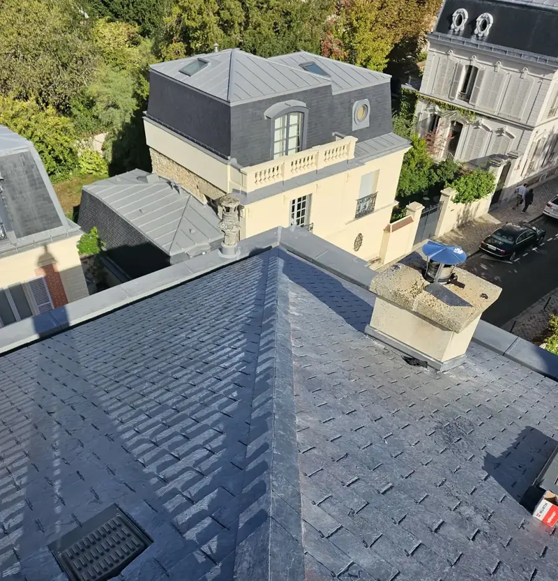 Chantier de couverture en ardoise avec souche de cheminée à Versailles (78)