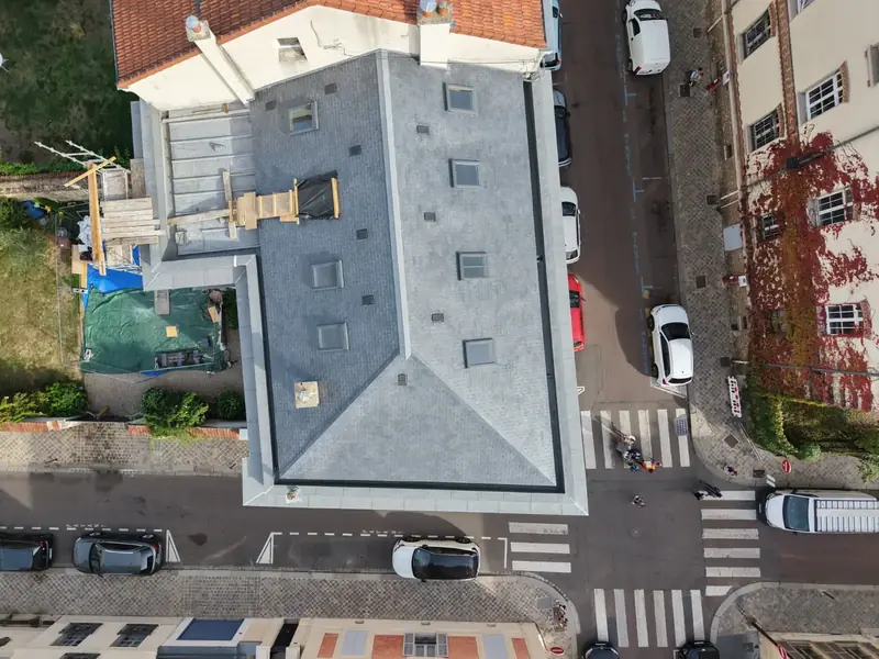 Vue de drone d'une couverture en ardoise à Versailles (78)
