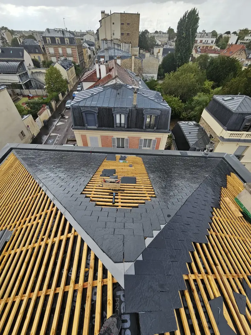 Pose d'ardoises et d'un arêtier à Versailles (78)